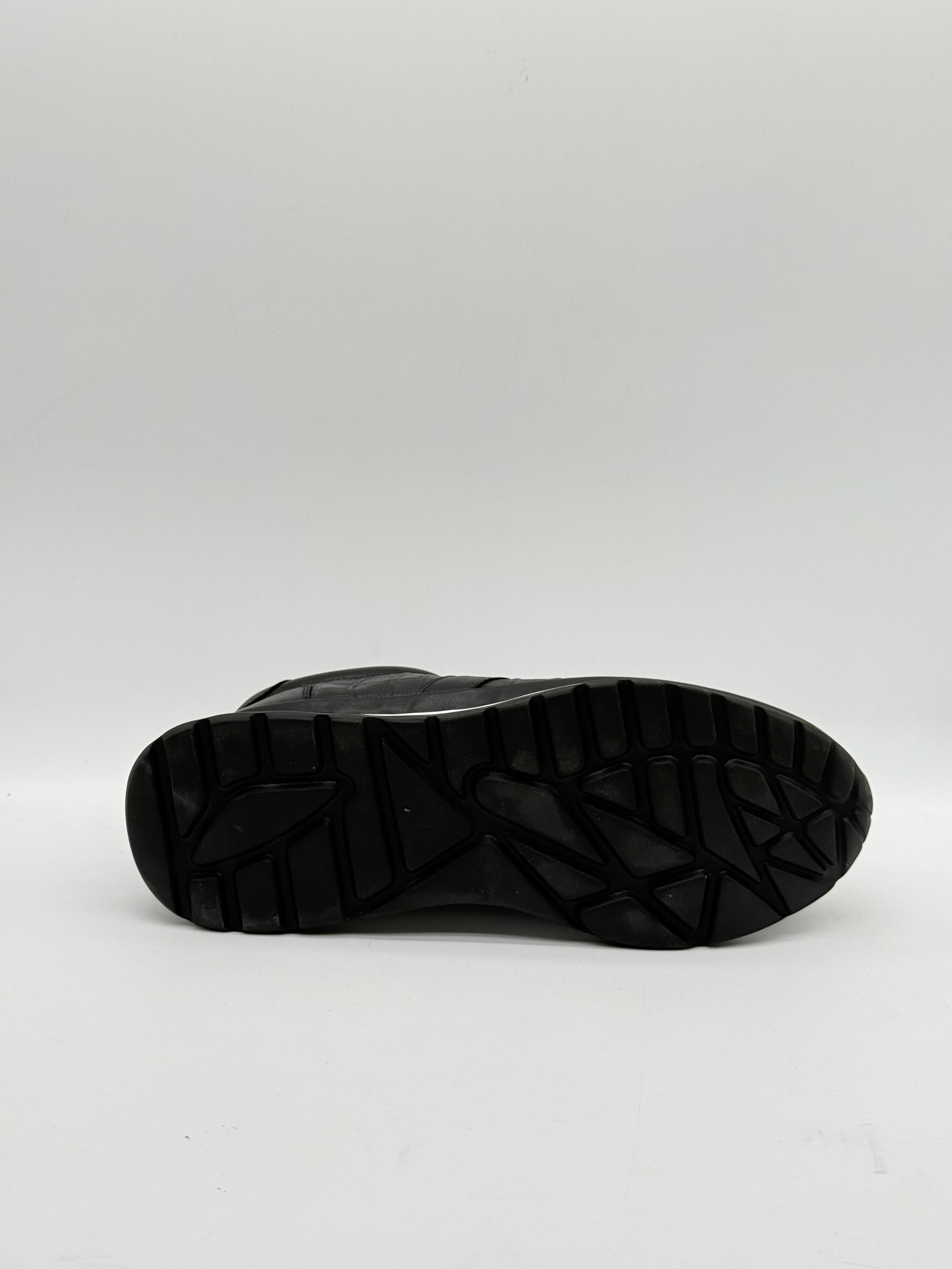 Laced Croc-Embossed Leather Runner Sneaker